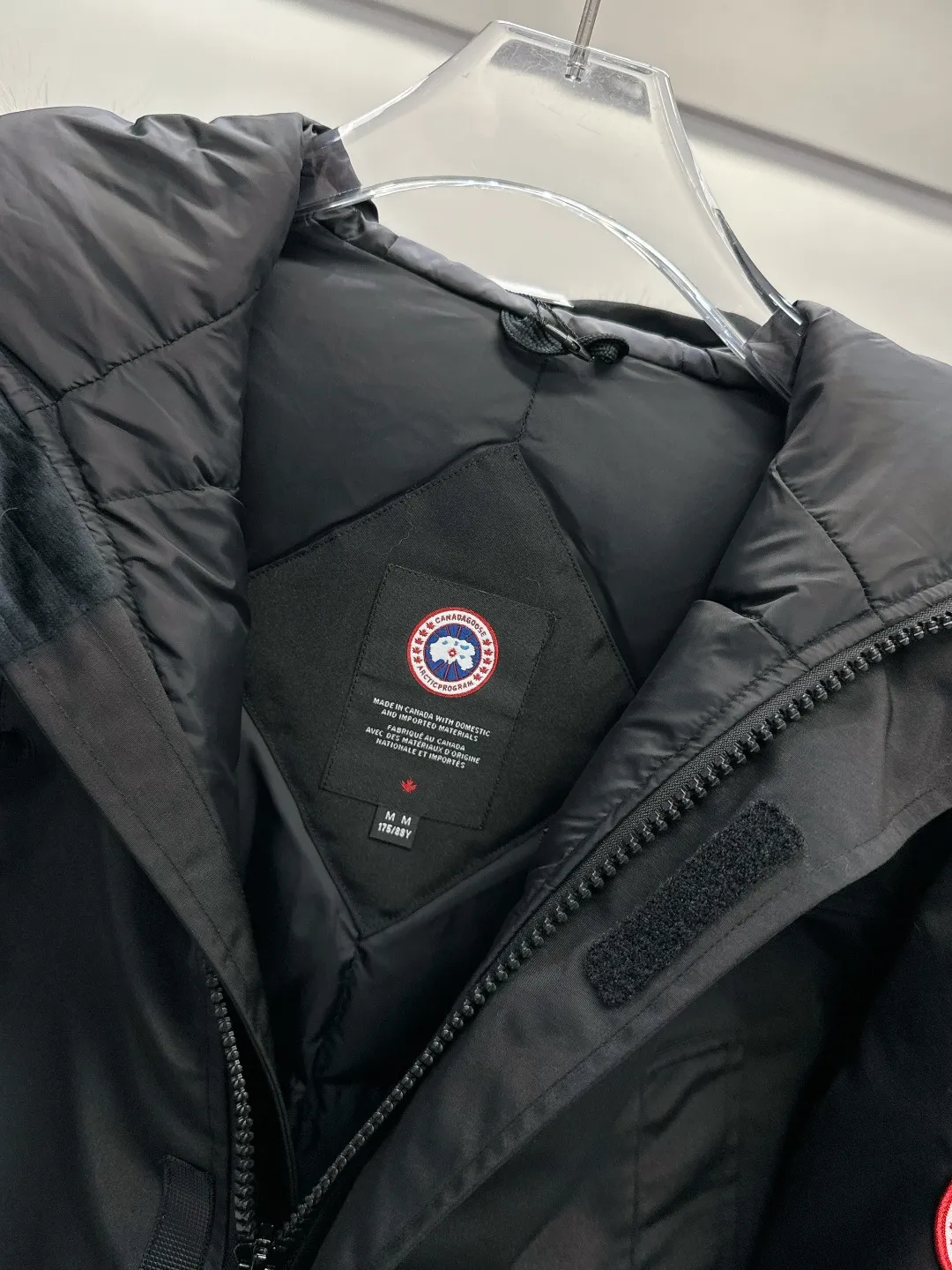 P840 Canada Goose 13 down jackets, timeless classics, same style for men and women, mid-length windbreaker jacket. Canada Goose technology waterproof fabric is wind and cold resistant and extremely warm! Plush heat storage keeps you warm and warms you up quickly! Extra large fur collar design, fine fur, smooth to the touch, comfortable and skin-friendly! Double windproof cuffs to prevent cold wind from entering! The pockets have a flap zipper design and the upper pocket is a diagonal pocket, which is convenient and practical! Canada Goose’s popularity in the past two years has greatly surpassed that of the king of down jackets, the Meng Mouth, and it is the hottest item in autumn and winter on INS! Same style for men and women, Canada Goose’s classic style! Color: Black, Off-white, Gray, Navy Size: XS S M L XL XXL